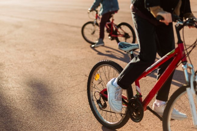 Test des speedbikes et vélos électriques tout-terrain : puissance et durabilité